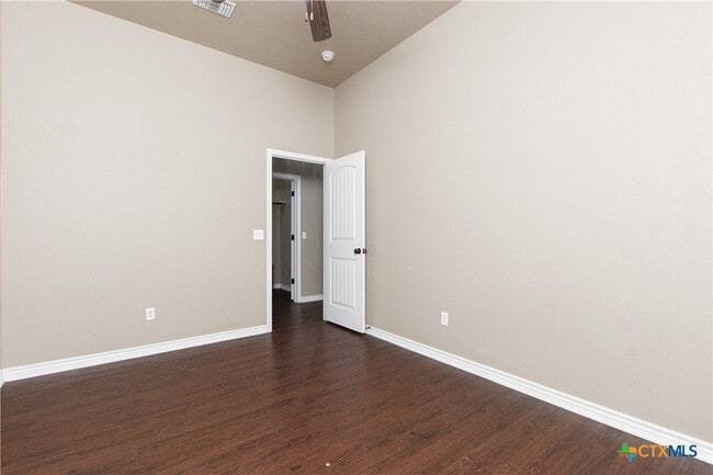 Building Photo - 502 Sladecek Dr