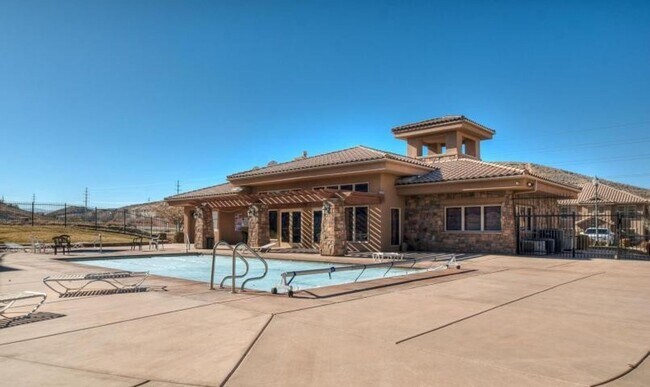 Building Photo - Great Fossil Hills Townhouse!