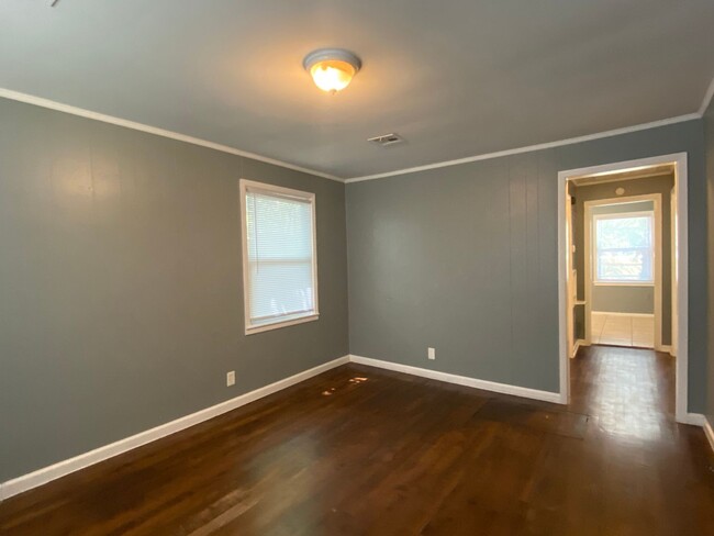 Building Photo - Cozy 2-bedroom 1-bathroom duplex Located i...