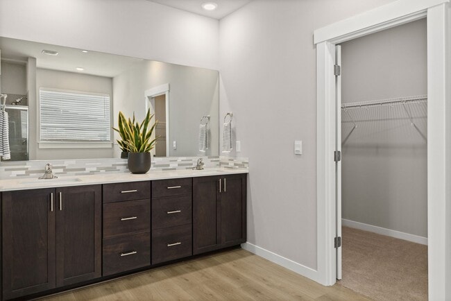 Building Photo - 4 Bedroom Home with Spacious Fully Fenced ...