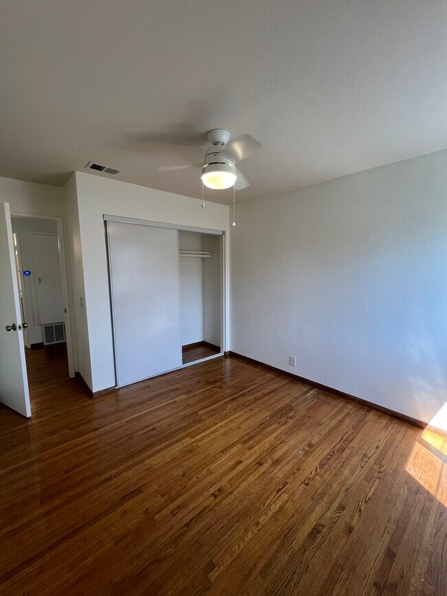 Building Photo - Townhome in the heart of Norwalk!
