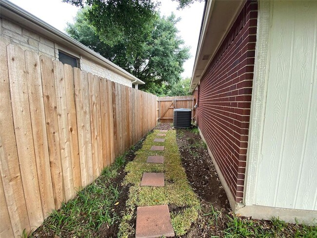 Building Photo - 2402 Hallie Ln