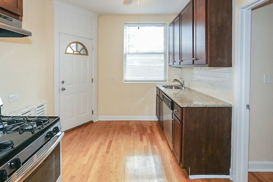 Building Photo - 1615 W Berteau Ave