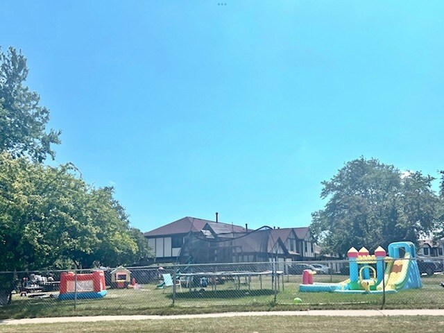 Building Photo - 1420 Chippewa Trl