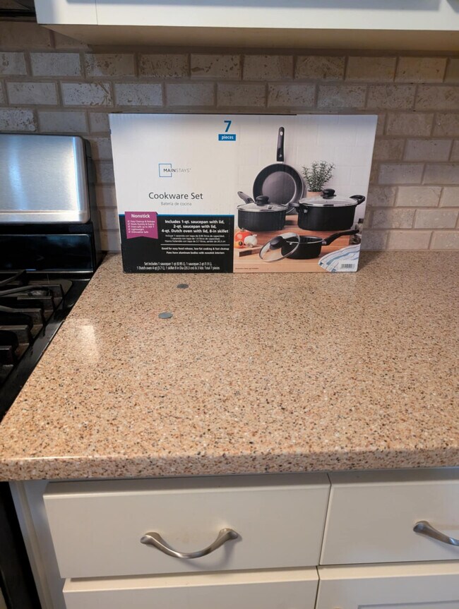 Building Photo - Room in House on Karl Ct