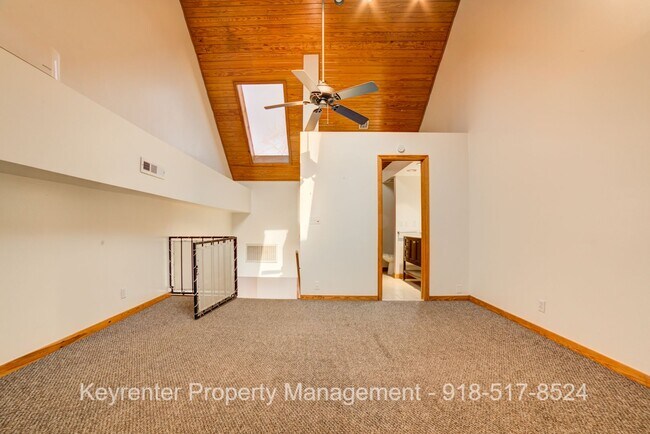 Building Photo - 2 Bed 2.5 Bath Right off Cherry Street!!