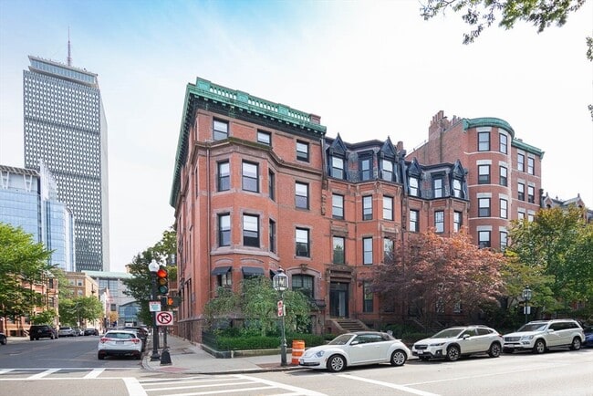 Primary Photo - 290 Commonwealth Ave