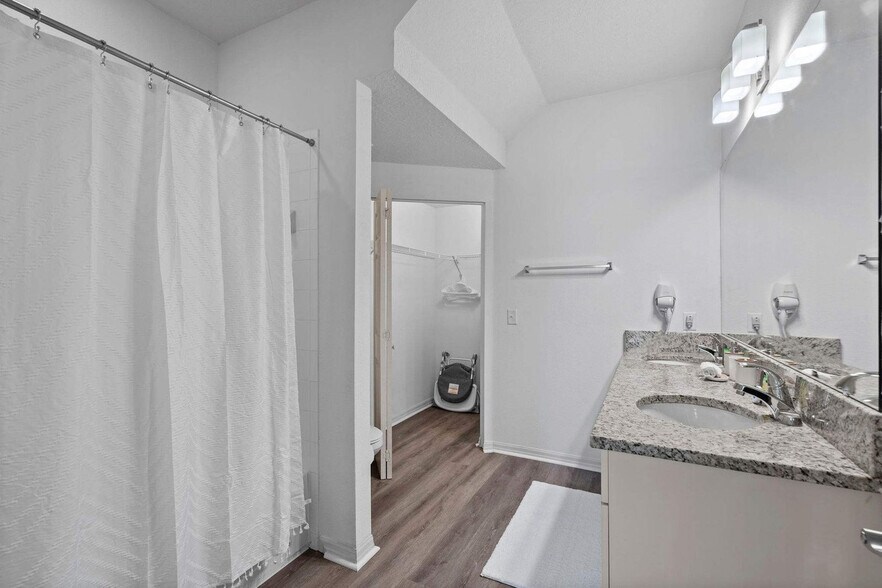 Building Photo - 8939 Shine Dr