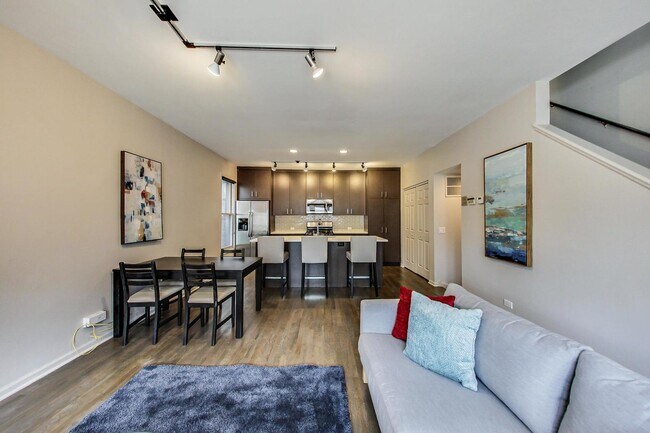 Building Photo - 2233 W Medill Ave