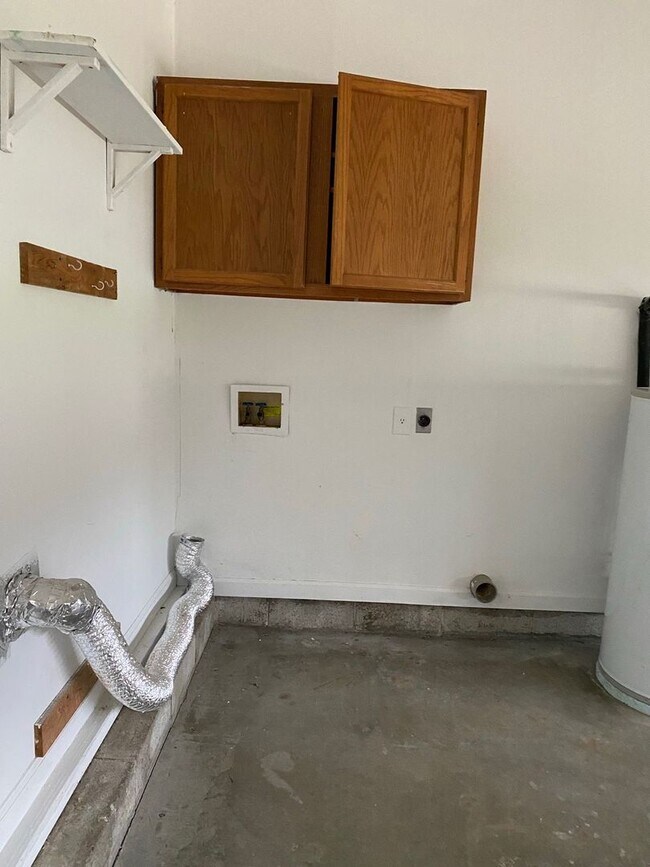 Building Photo - Beautifully Updated 3 Bed/2 Bath Home with...