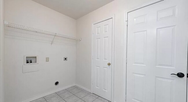 Building Photo - Beautiful 3 Bedroom, 2 Bathroom Home in Ce...