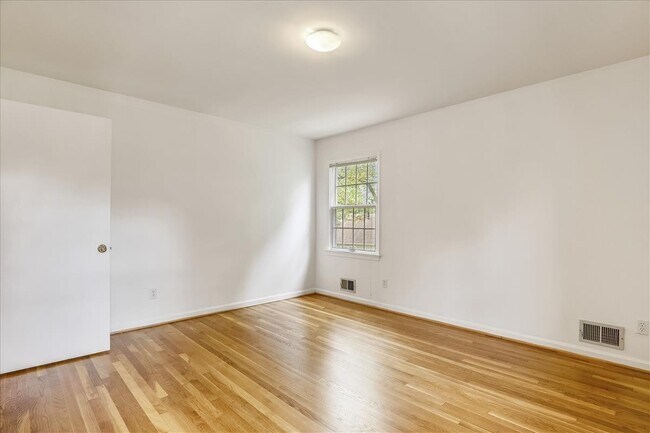 Building Photo - Beautiful 4 BR 3 BA home in quiet neighbor...