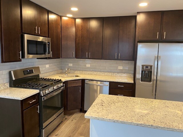 Building Photo - 218 W Pineview Dr