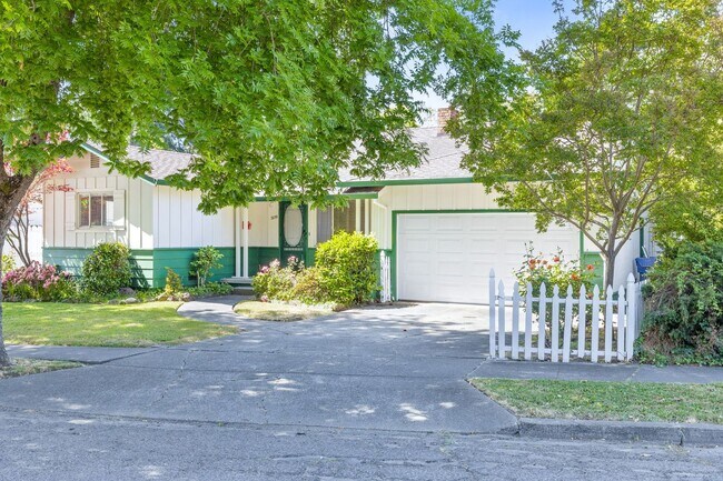Building Photo - Charming Single-Level 3 Bedroom, 2 Bath Home