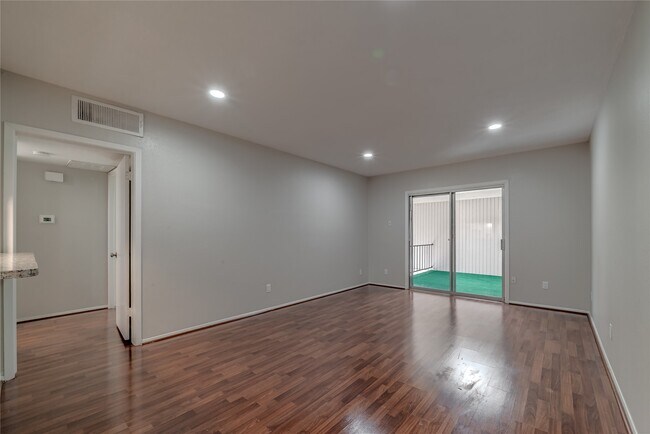 Building Photo - 2224 S Piney Point Rd
