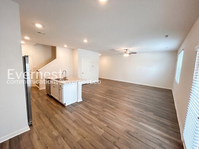 Building Photo - Spacious 3-Bedroom Home in a Prime Location / Pet Friendly /Available Now!