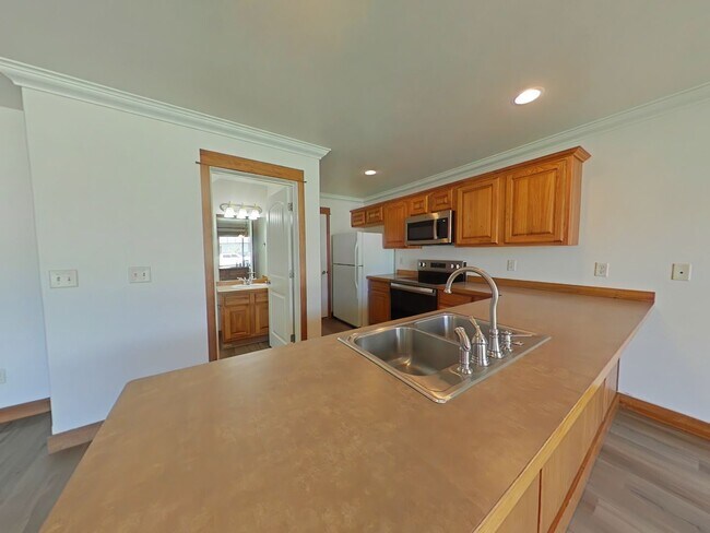 Building Photo - Beautiful 3 bedroom, 2 1/2 bathroom, townhouse with attached garage!