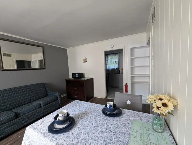Building Photo - 2115 Hazelhurst Ave
