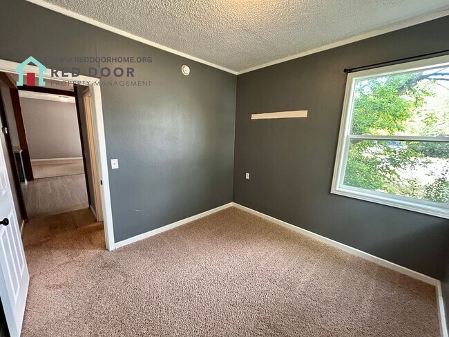 Building Photo - Spacious 3 Bed, 1 Bath Home – Pet Friendly...
