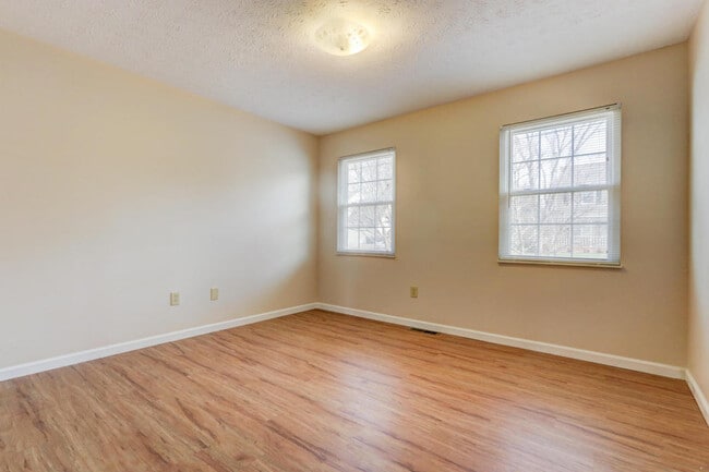 Building Photo - Knoxville 37919 - 3 bedroom, 2 bath home with a bright sunroom - Contact Ray Gaudet RAYGAUDET@OUT...