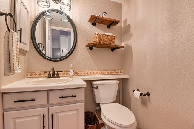 Building Photo - Updated 4 bedroom west Colorado Springs home