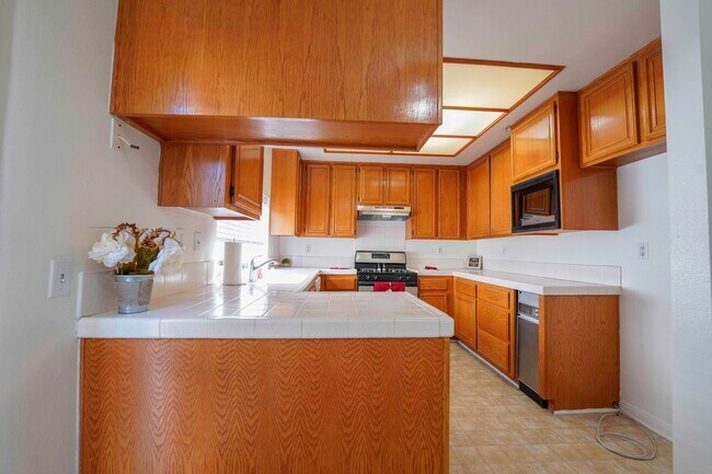 Building Photo - >>> THREE BEDROOM + THREE BATHS TOWNHOUSE ...