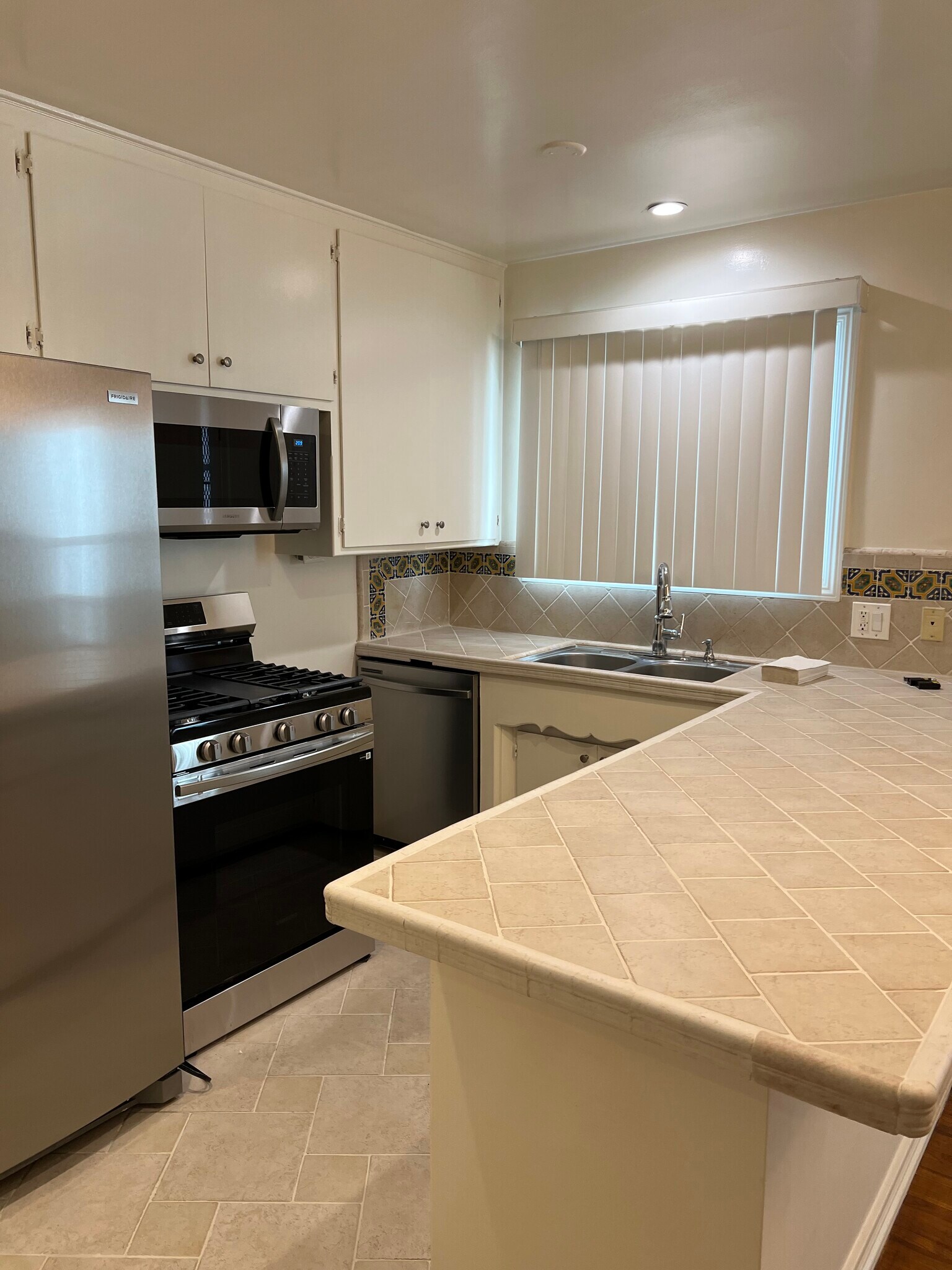 Kitchen - 1712 Barry Ave