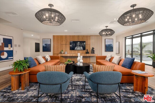 Building Photo - 201 N La Brea Ave