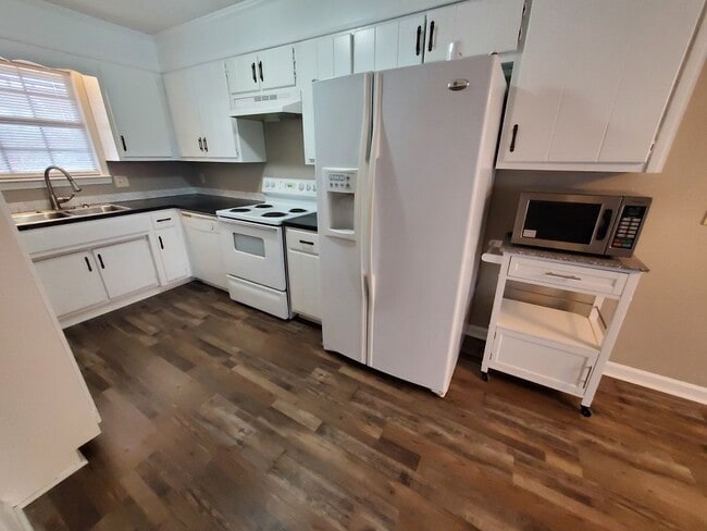 Building Photo - Spacious 3BR/2.5BA Townhouse in The Maples...
