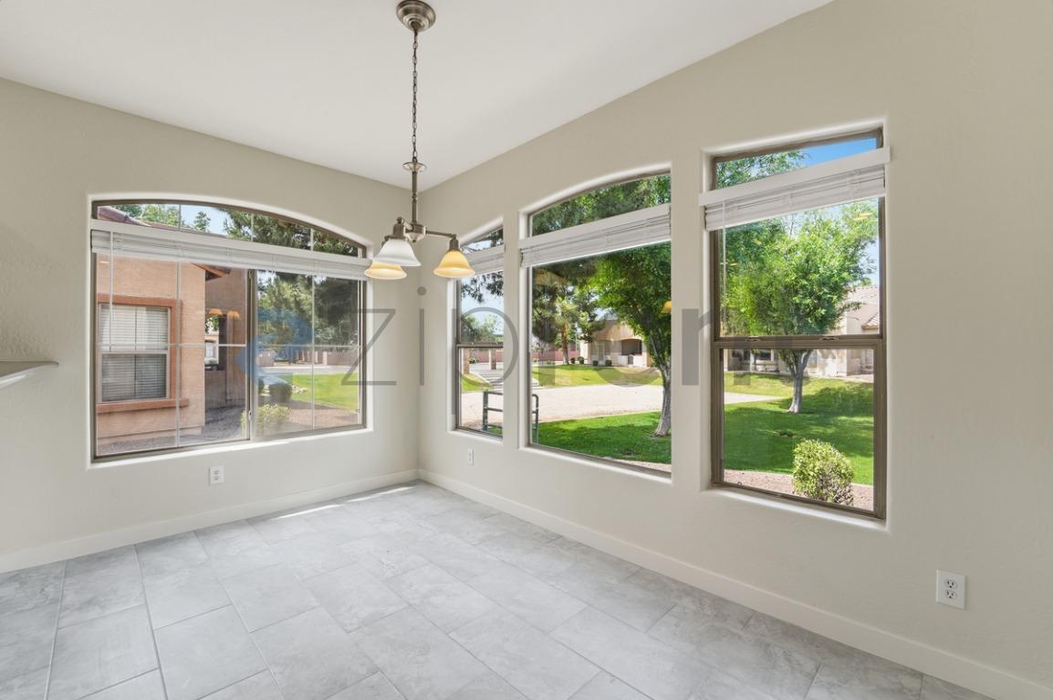 Building Photo - 2600 E Springfield Pl