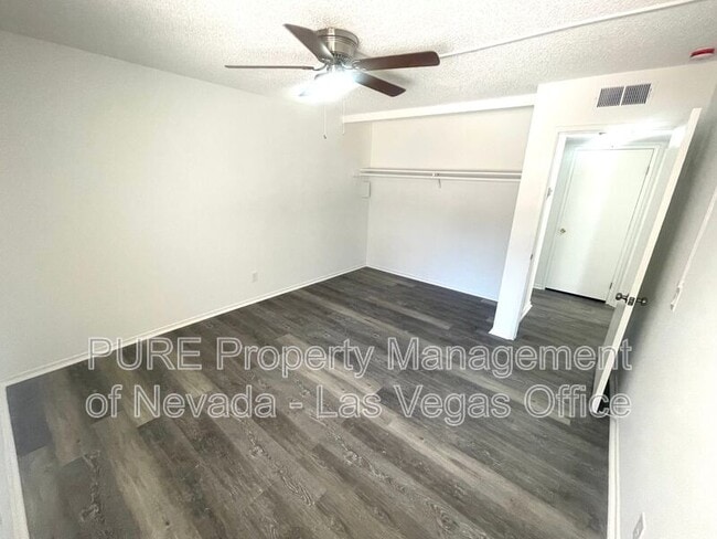 Building Photo - 1405 E Vegas Valley Dr