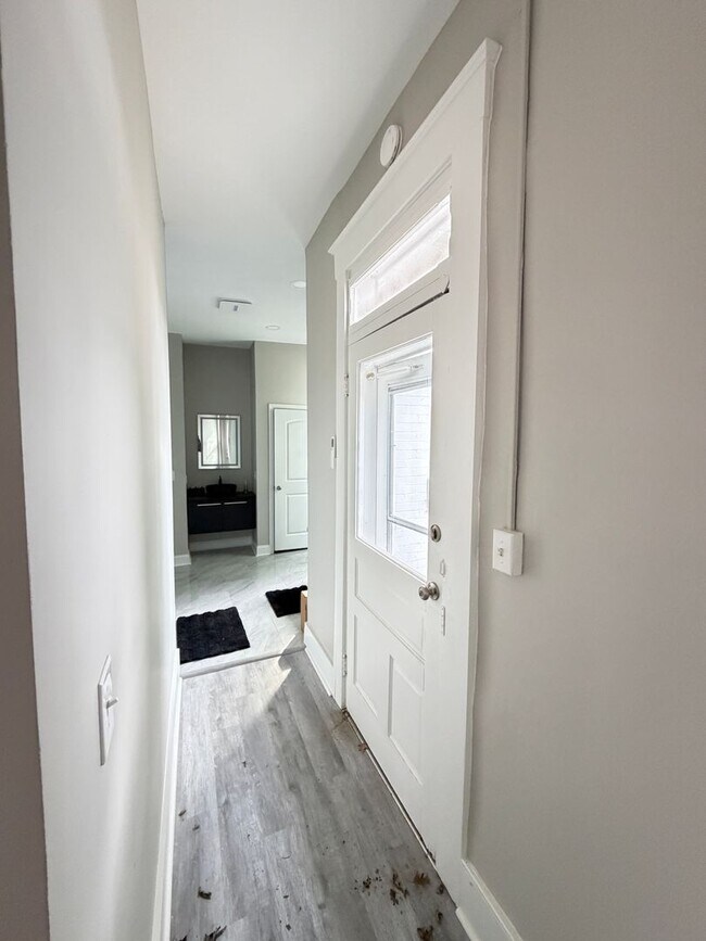 Building Photo - Huge 4 Bed and 2.5 Bath Home!