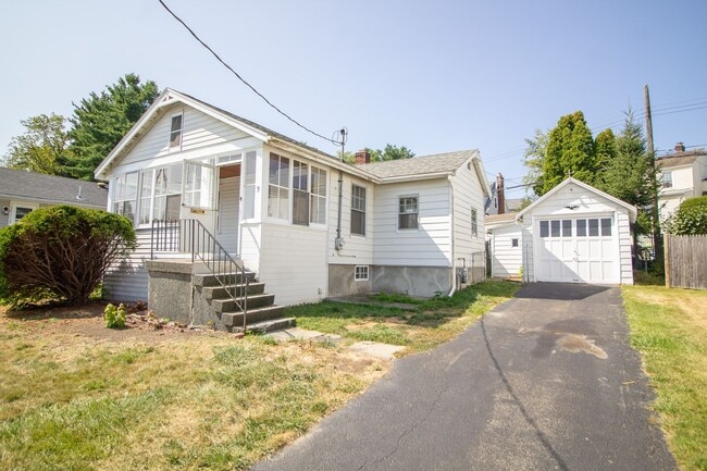 Building Photo - 2 BR 1 BA North Colonie Schools