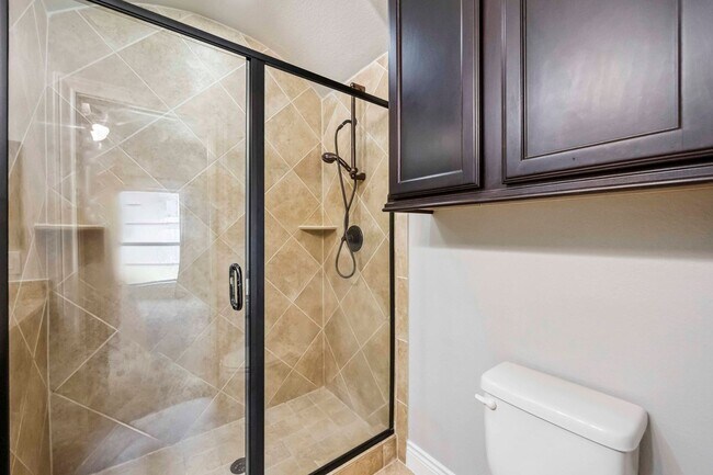Building Photo - Beautifully maintained 4-beds, 3-bath, 3 c...