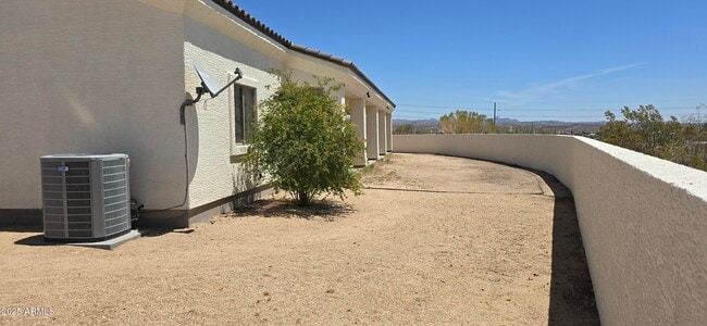 Building Photo - 839 W Hermosa Dr