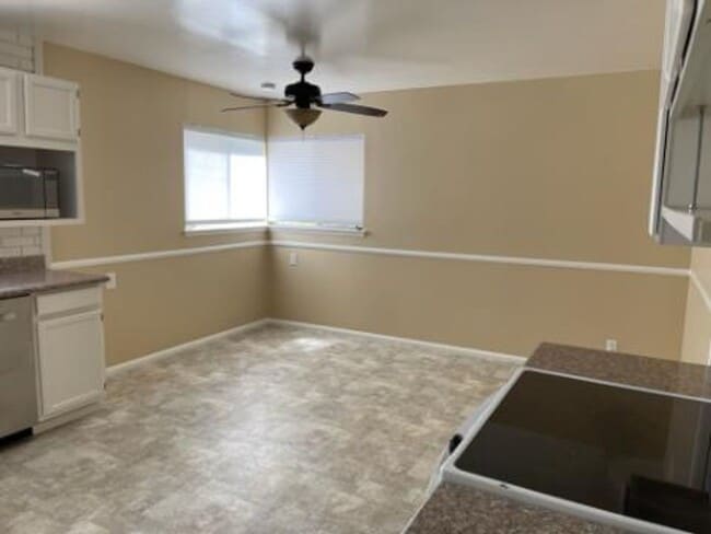 Building Photo - Lovely 3 Bedroom with spacious yard. Great location!