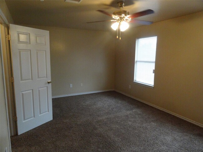 Building Photo - 1554 Village Way Dr