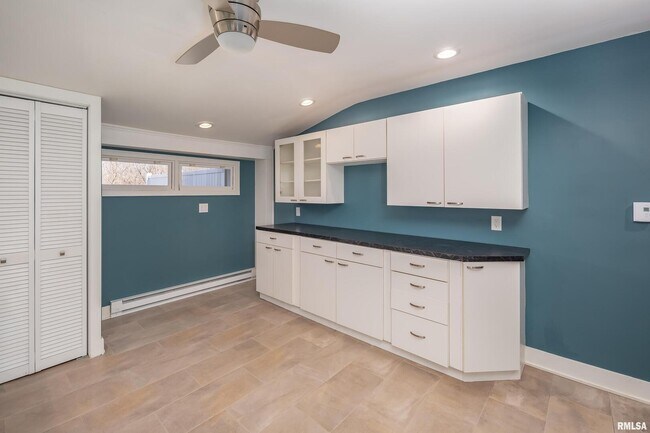 Building Photo - 4640 5th Ave