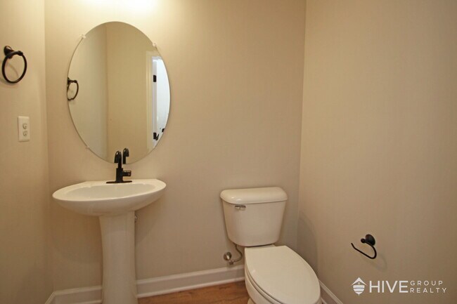 Building Photo - "Impressive 3-Bed Townhouse with Fenced in Backyard!"