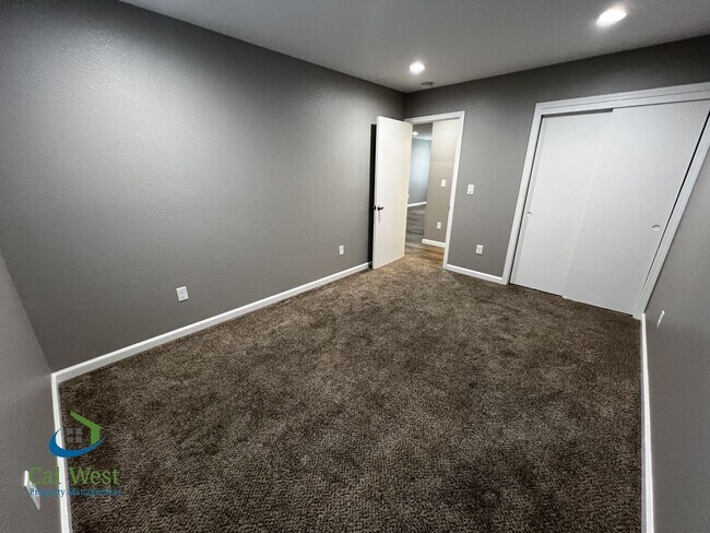 Building Photo - $2695 Remodeled 2 Bed/1 Bath Upstairs Unit