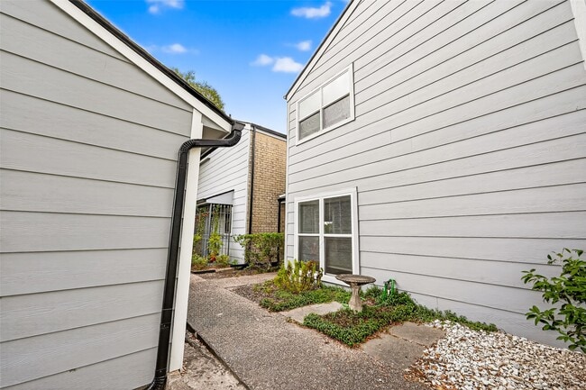 Building Photo - 711 Worthshire St