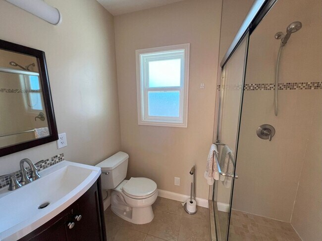 Building Photo - Beautiful 4bd/2ba in desireable neighborho...