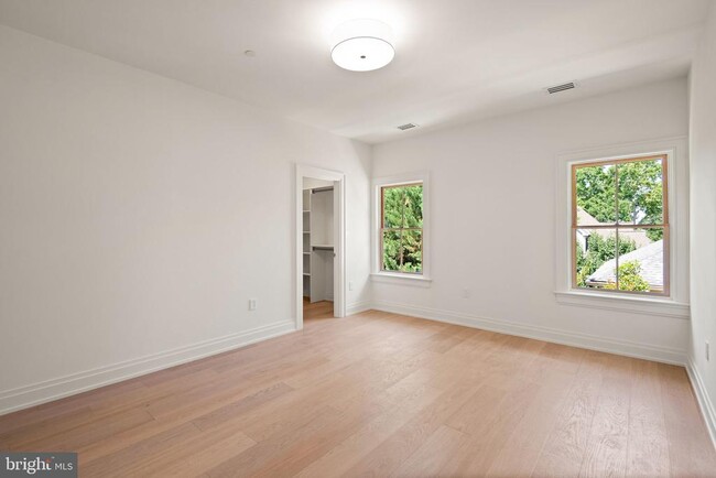 Building Photo - 5022 Cathedral Ave NW