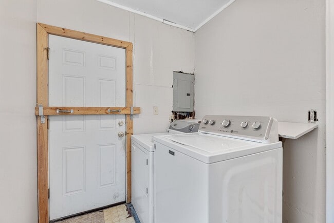 Building Photo - Bed 2 Bath In Quiet Neighborhood!