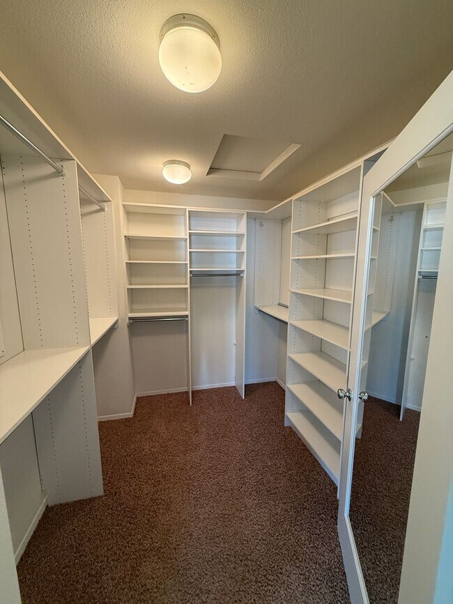 Building Photo - Beautiful 4 Bedroom, 2 1/2 Bathroom Townho...