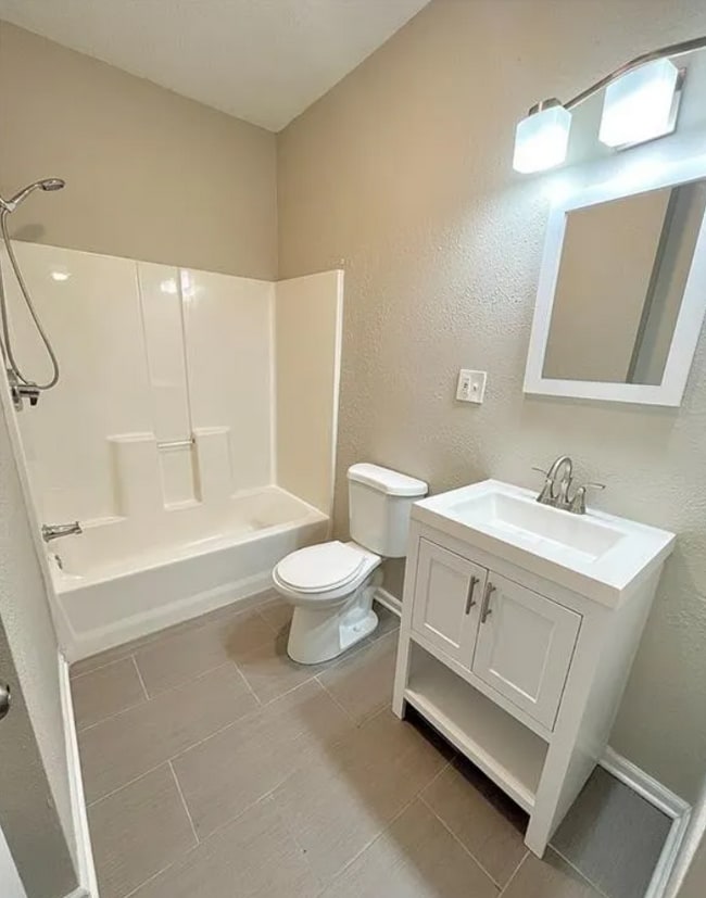 Building Photo - Welcome to this charming 3-bedroom, 2-bath...