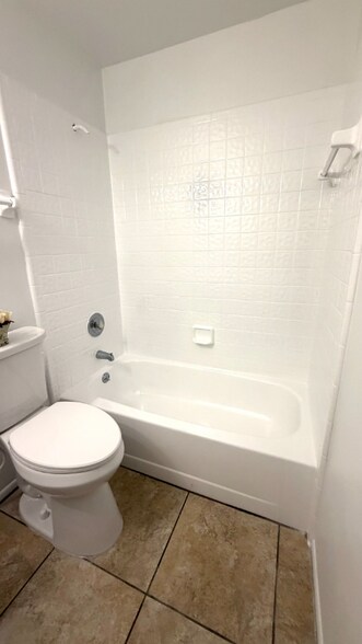 Building Photo - 411 Banana