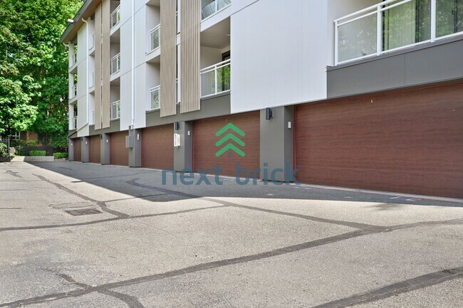Building Photo - Bright & Remodeled Bellevue Condo | Steps to Downtown | Garage Included