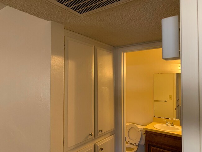 Building Photo - 3013 N Half Moon Dr