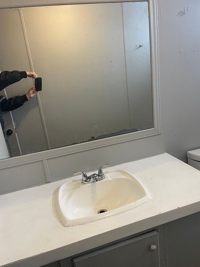 Building Photo - Country living with spacious front and backyard - 3 beds/ 2bath available now